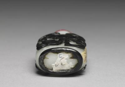 图片[3]-Black overlay glass snuff bottle with design of two lions playing with a ball.-China Archive